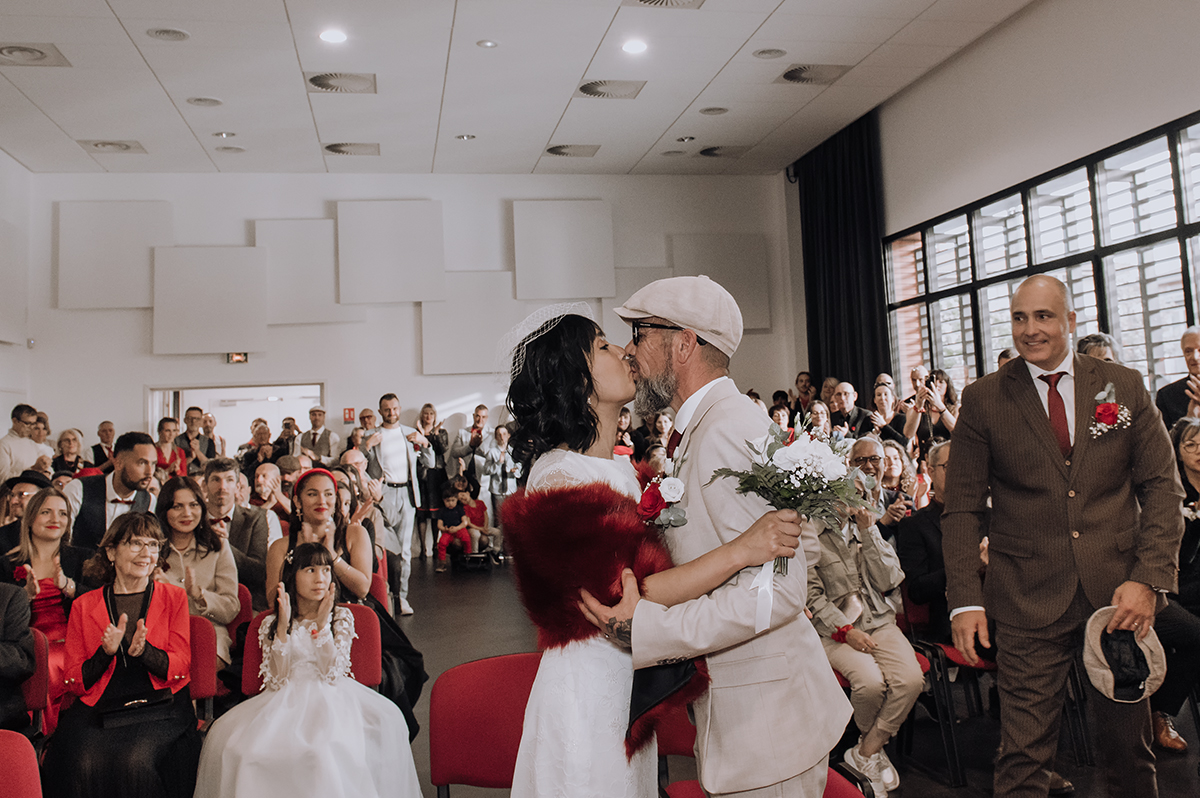 Les mariés s'embrasent spontanément dès que le maire les a marié civilement.