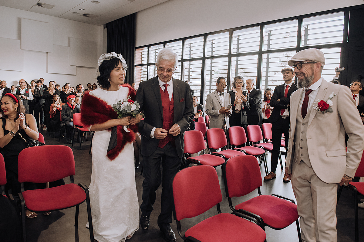 Les futurs mariés se découvrent à la mairie