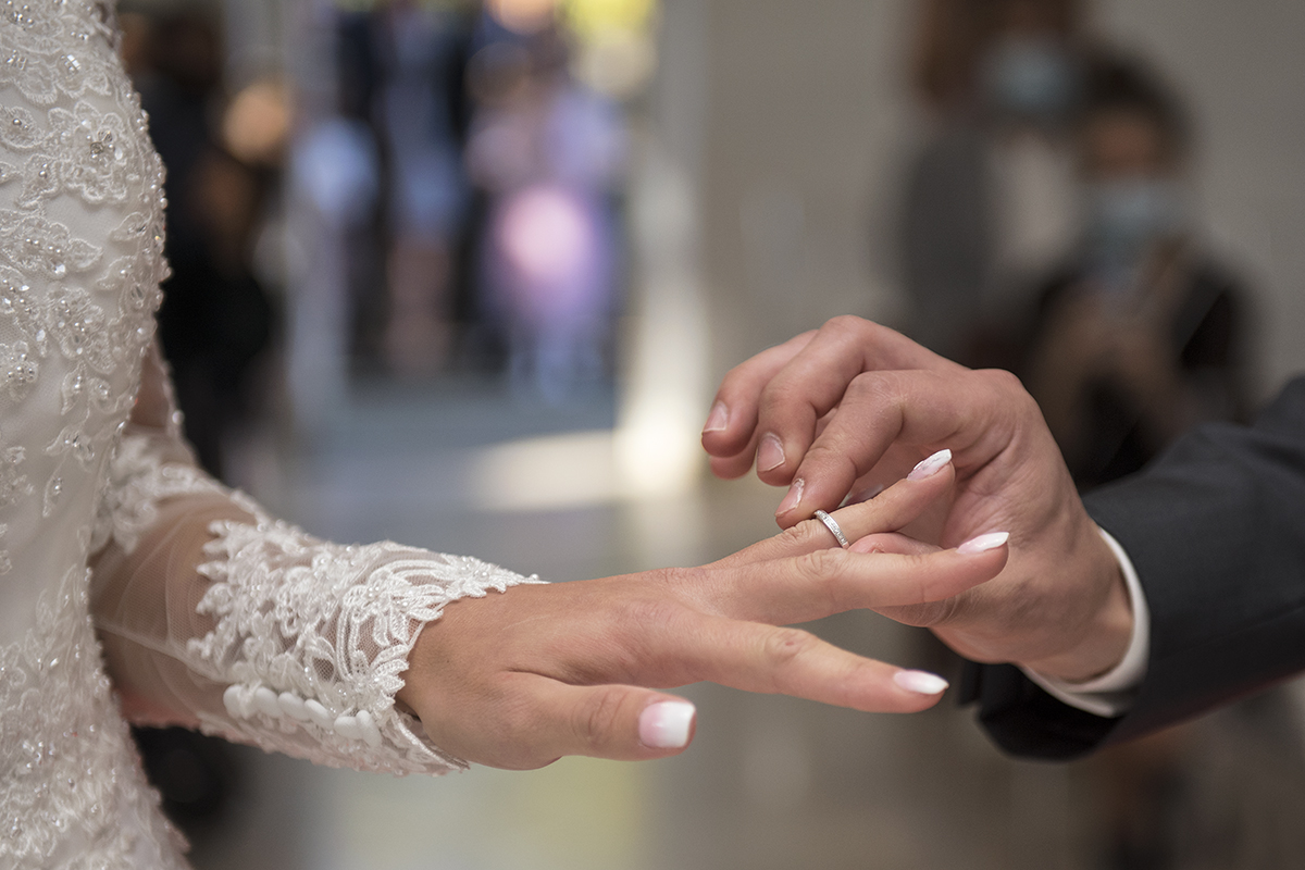 le marié passe l'alliance au doigt de son épouse