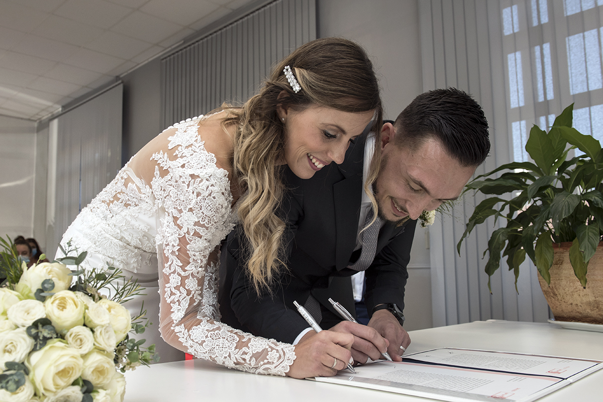 La signature du registre du mariage par les mariés