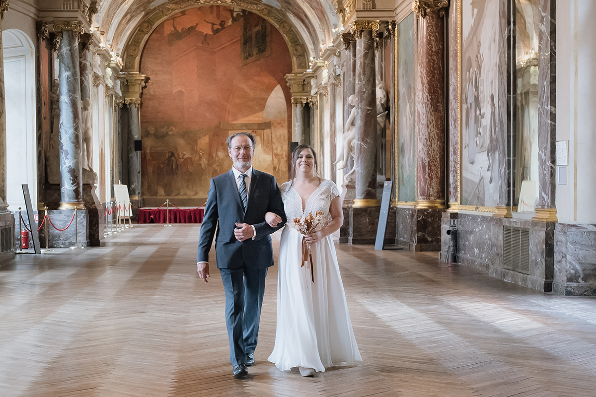 La future mariée avance au beas de son père vers l'autel de la mairie de Toulouse