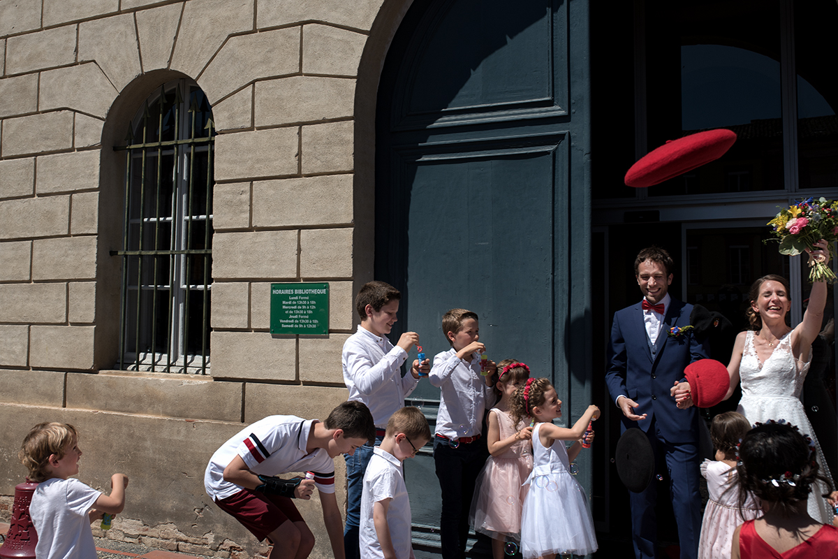 Sortie de smariés après le mariage civil à la mairie de l'Isle Jourdain