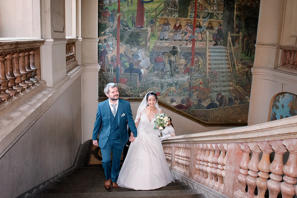 Un couple de futur mariés montent le grand escalier de la mairie de Toulouse