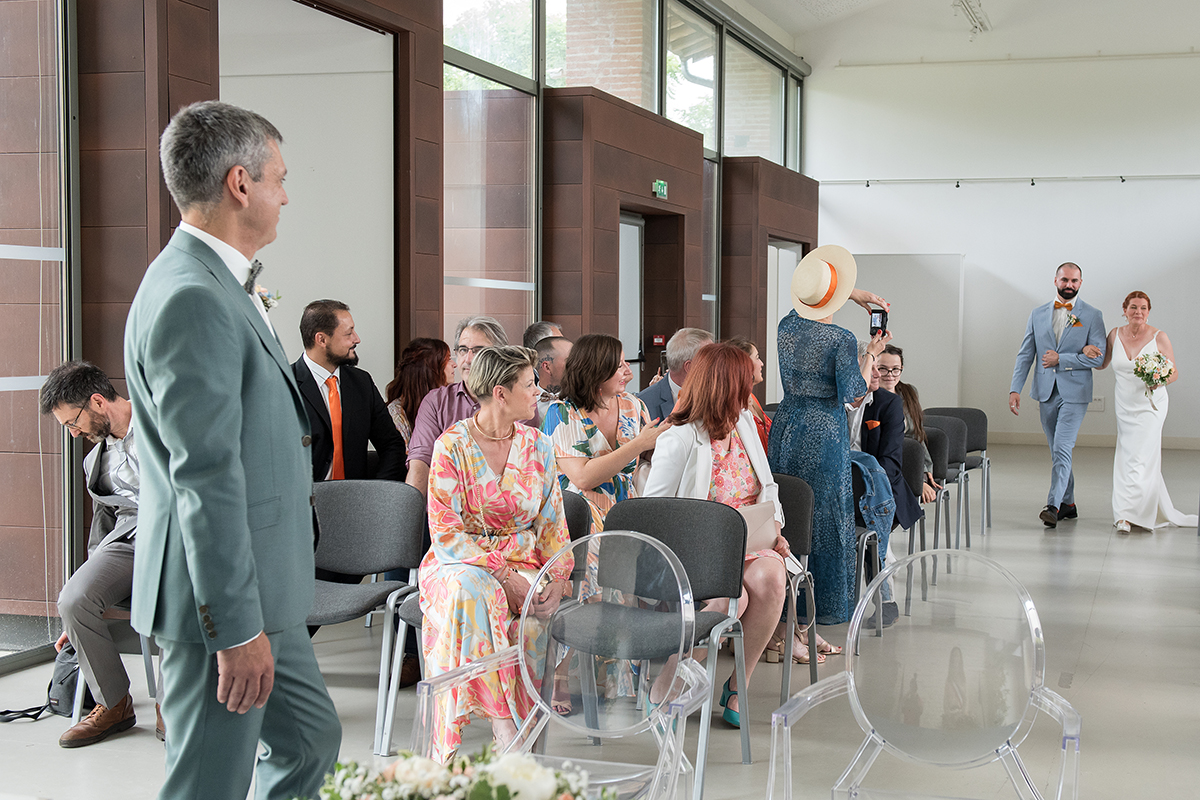 Le futur marié regarde sa compagne s'avancer vers lui