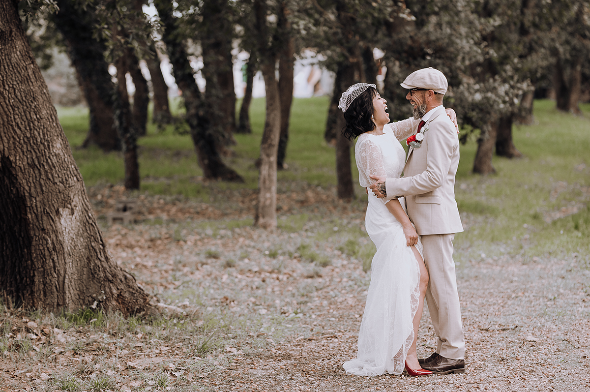 photographe mariage toulouse - Un couple heureux dans le parc des Ecuries de la Tour à Mondonville