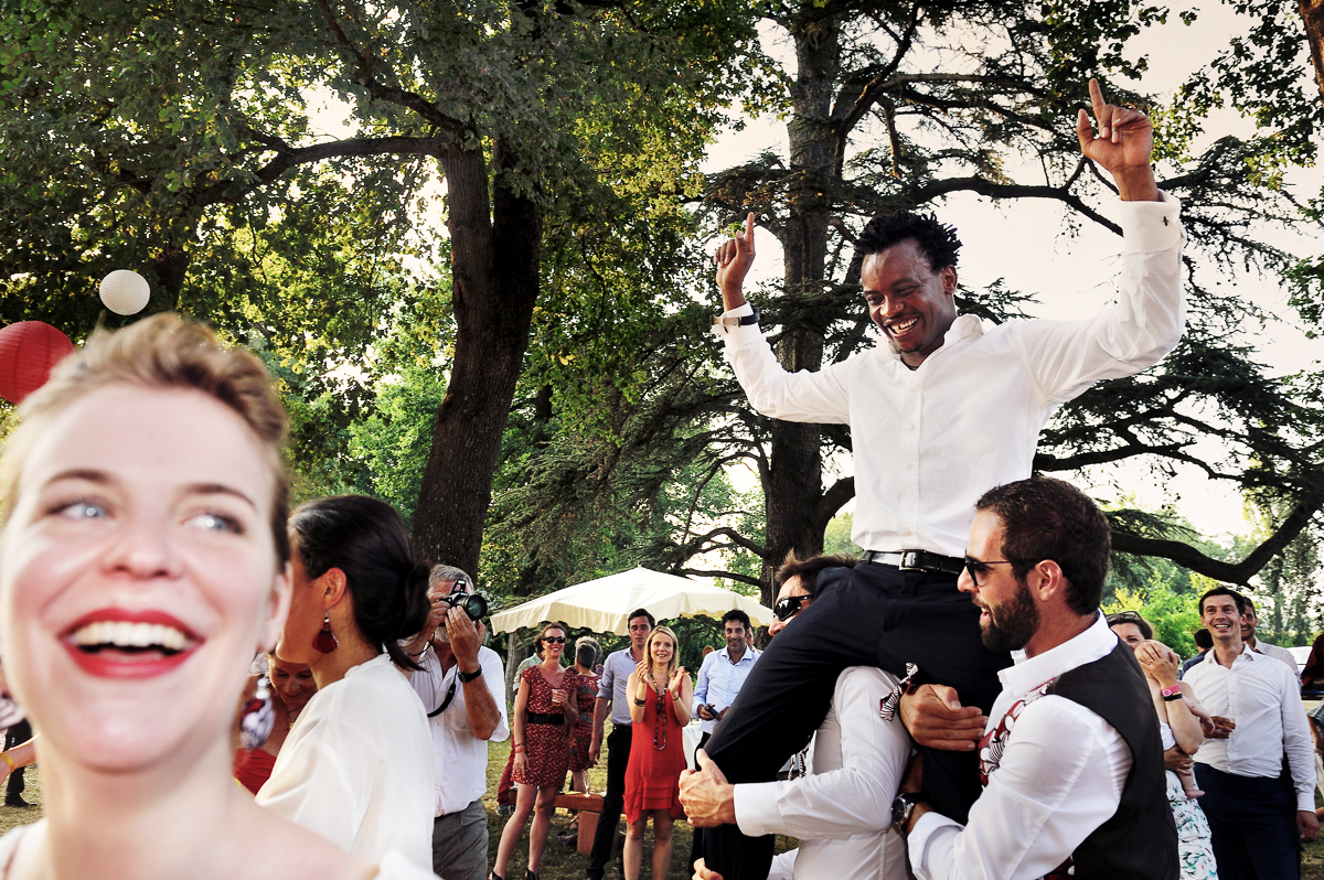 photographe mariage toulouse - Les amis hissent le marié sur leur épaules
