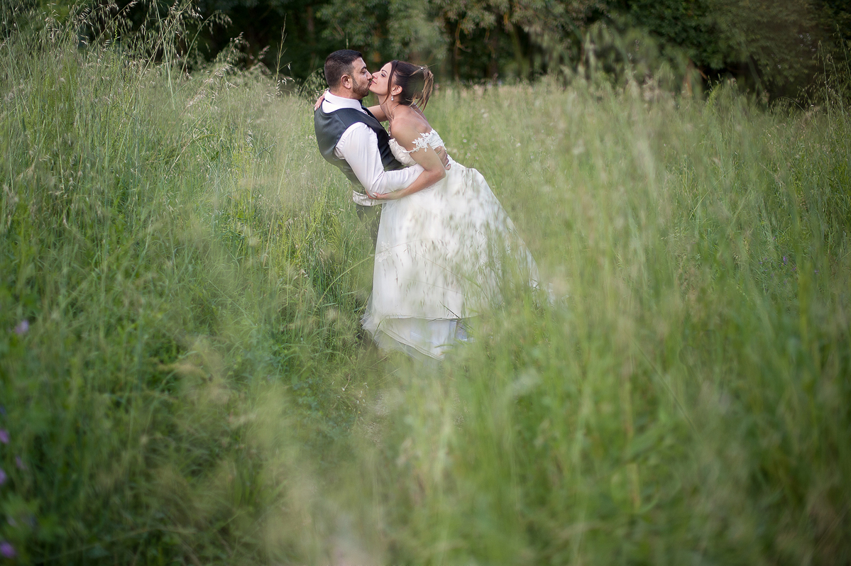 photographe mariage toulouse - complicité amoureuse dan sles hautes herbes de la campagne