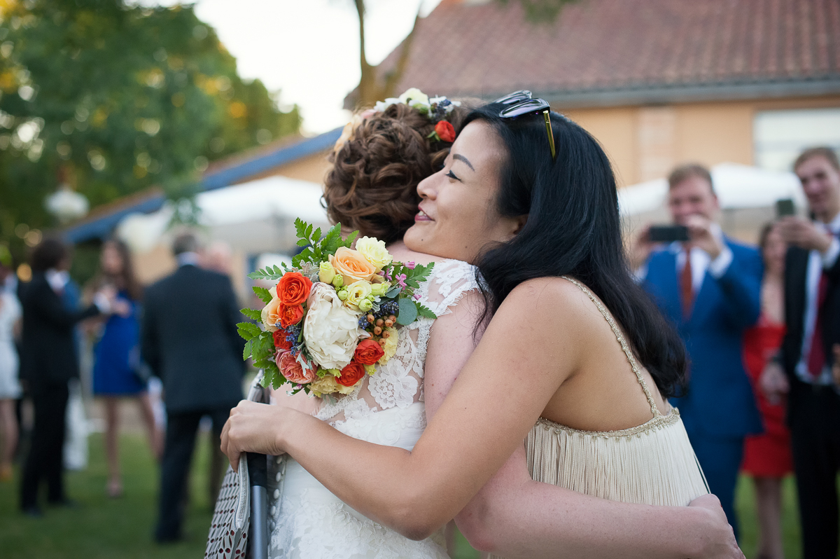 photographe mariage toulouse - Etreinte entre la mariée et sa témoin au dominane Le Meillon