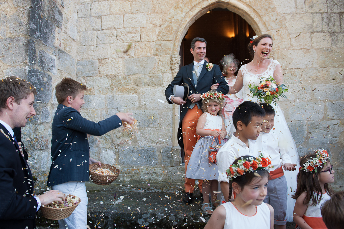 photographe mariage toulouse - sortie d'église des mariés à Cologne dans le Gers