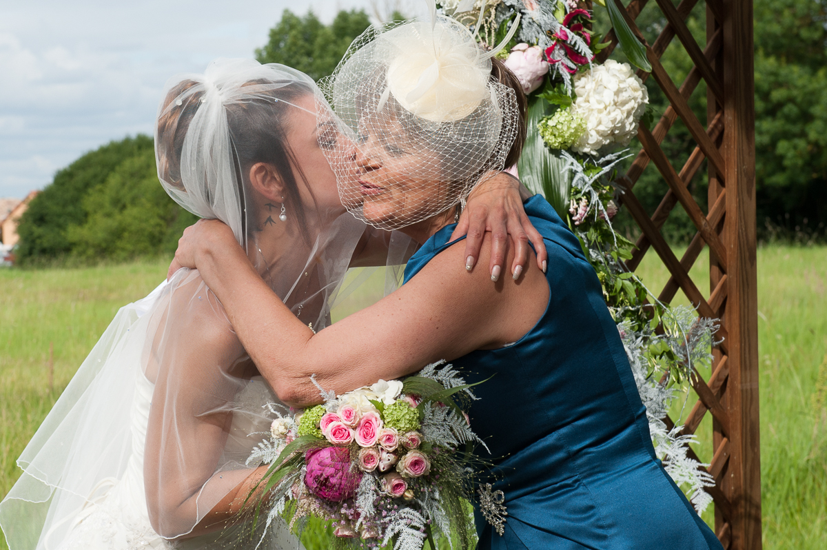photographe mariage toulouse - Etreinte entre la mariée et sa mère