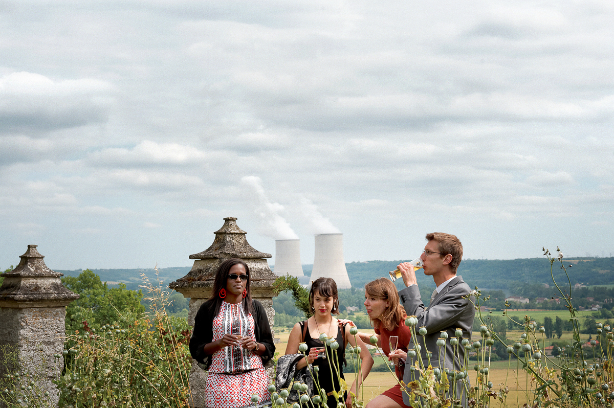photographe mariage toulouse - Des invités au cocktail de mariage savourant leur apérétif