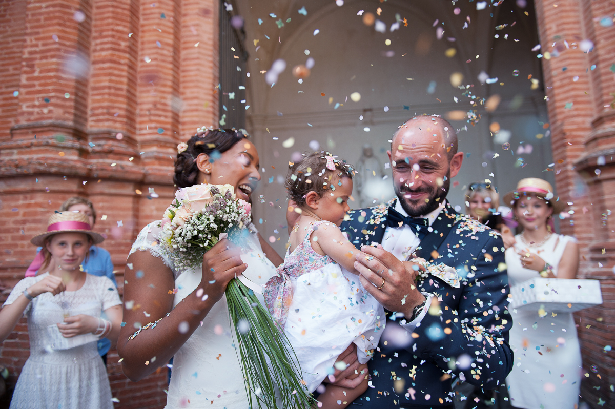 Sortie d'église des mariés Après la cérémonie religieuse, sortie d'église des mariés.