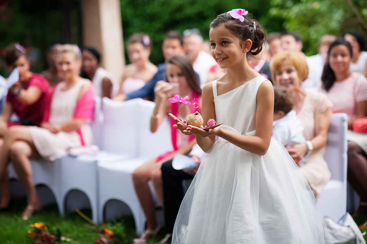 photographe mariage toulouse - la jeun efille amène les alliances à ses parents qui se marient.