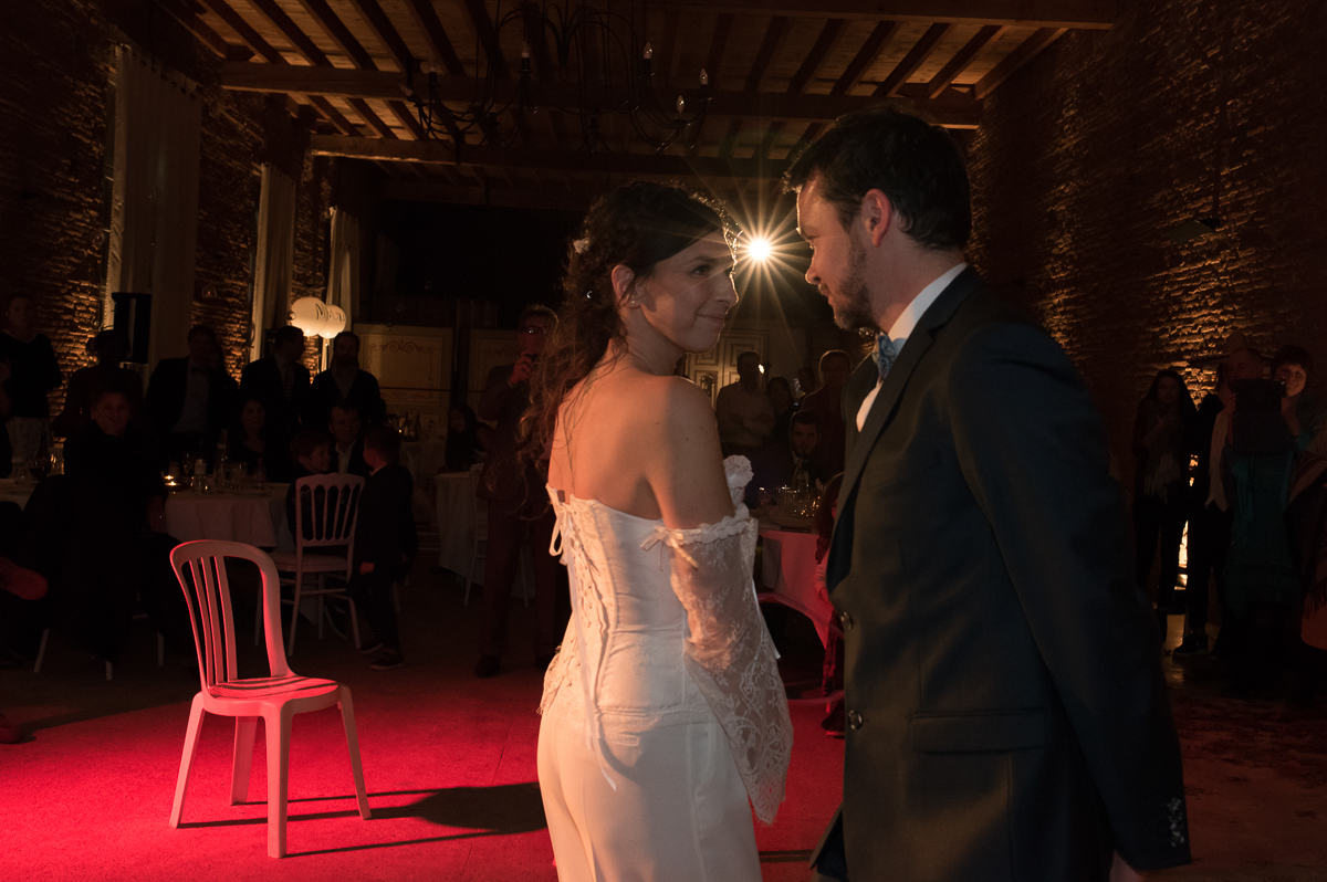 En soirée de mariage, la première danse des mariés à l'orangerie de Rochemontes à Seilh en Haute-Garonne