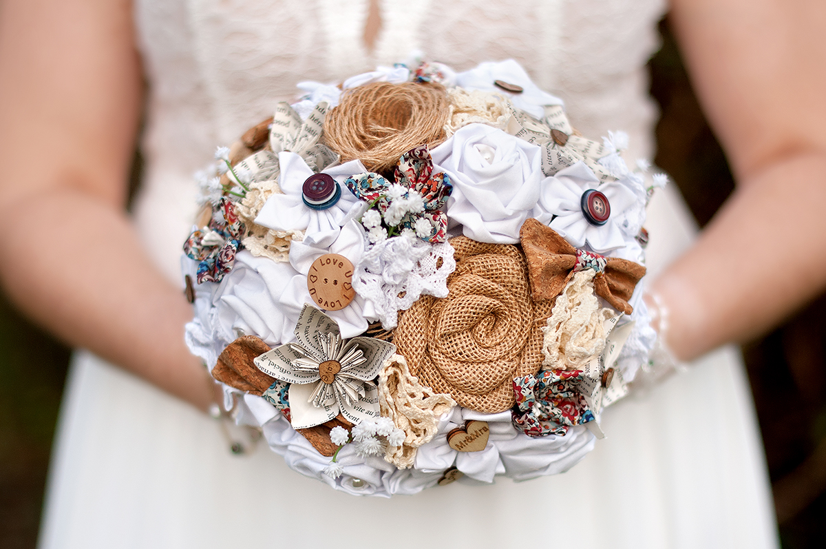 Le bouquet de la mariée fait par une couturière avec ajout d'éléments de décoration en bois.