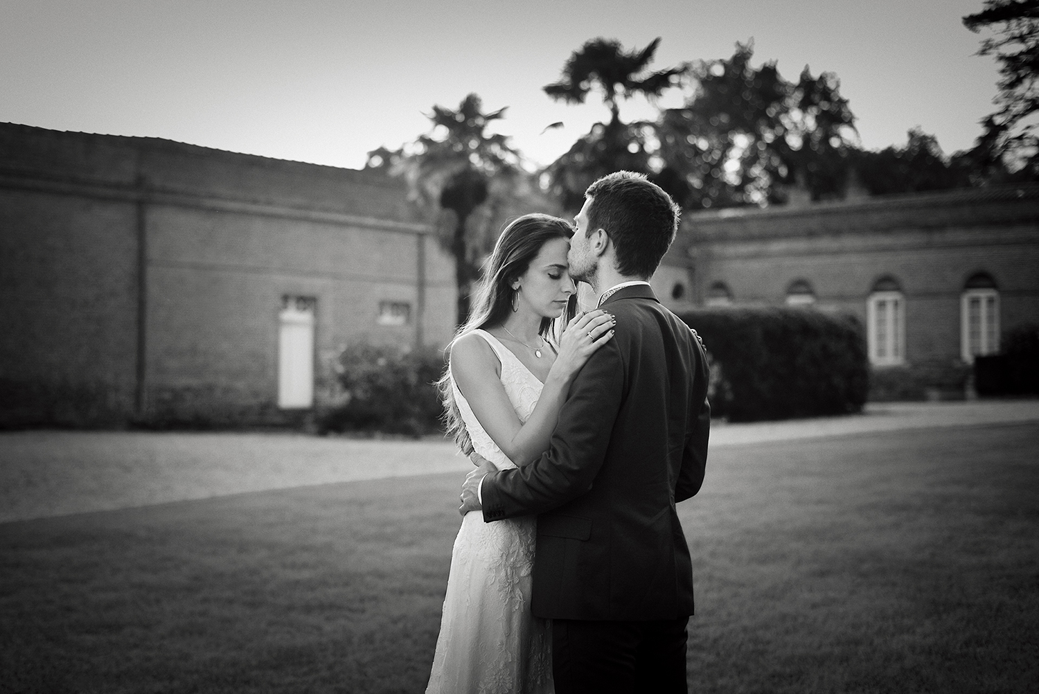 Etreinte d'un couple de jeunes mariés Etreinte d'un couple de jeunes mariés au château Lavalade