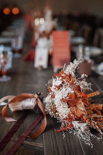 la mariée a posé le bouquet de son mariage sur la table du banquet au château Latournelleà Fenouillet près de Toulouse.