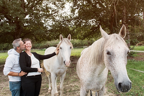 Les amoureux et les chevaux près de Toulouse Les fiancés caressent les chevaux qui sont sur le domaine des Pindouls de leur futur mariage prés de Toulouse