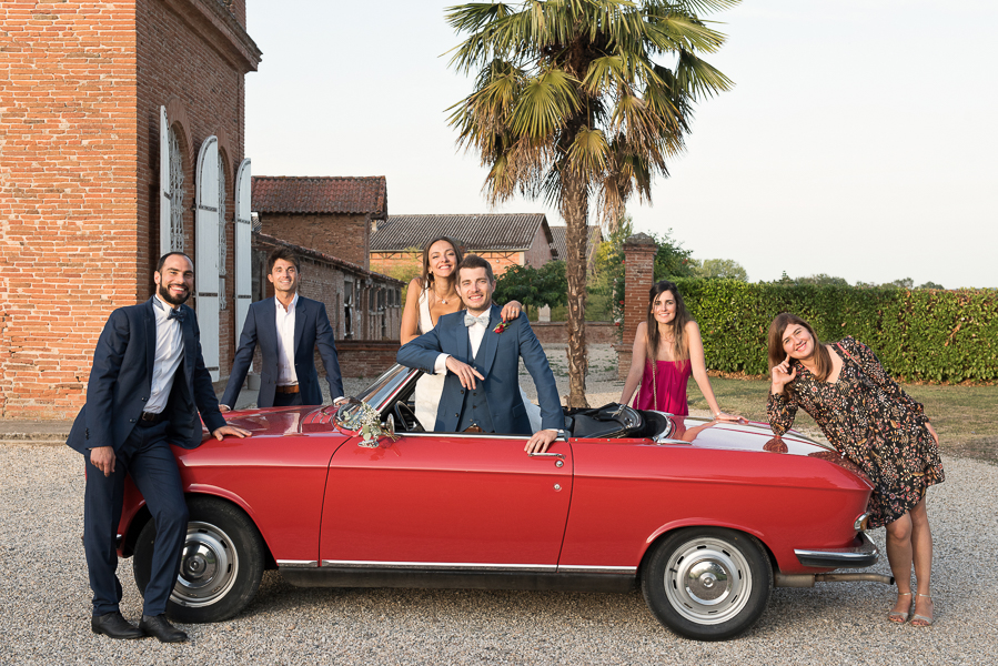 Photo de groupe avec un cabriolet rouge au château Lavalade