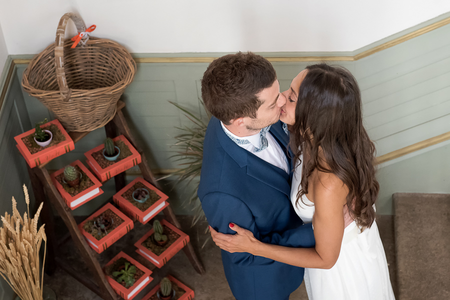 Photographe mariage Toulouse - Le baiser des mariés dans l'escalier du château Lavalade