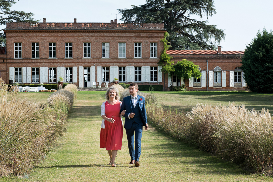 Arrivée du mariée au bras de sa mère au château Lavalade