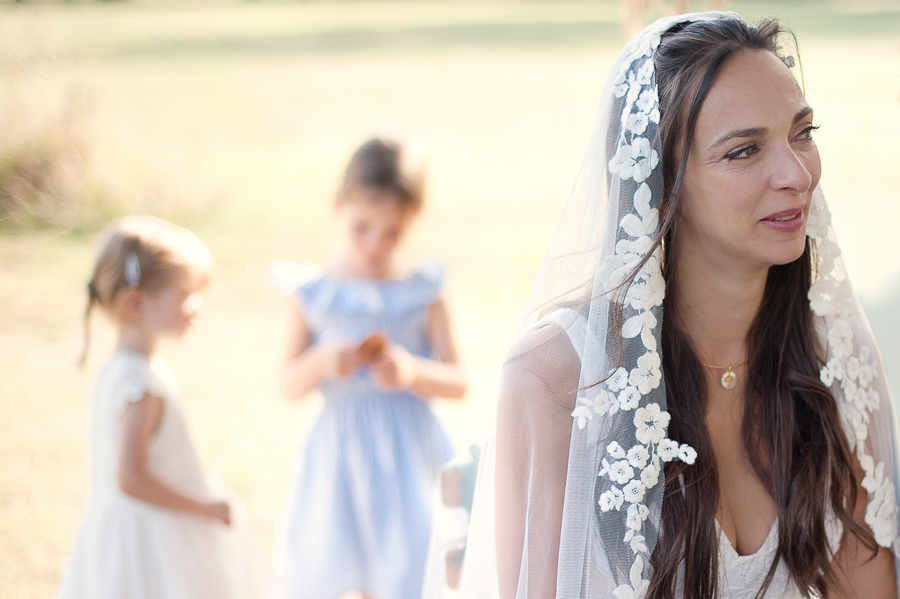 Le portrait de la mariée pendant la cérémonie laique au château Lavalade