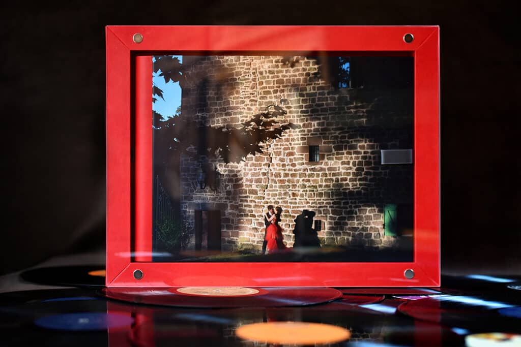 Le Go Book et sa box posée verticalement sur un meuble