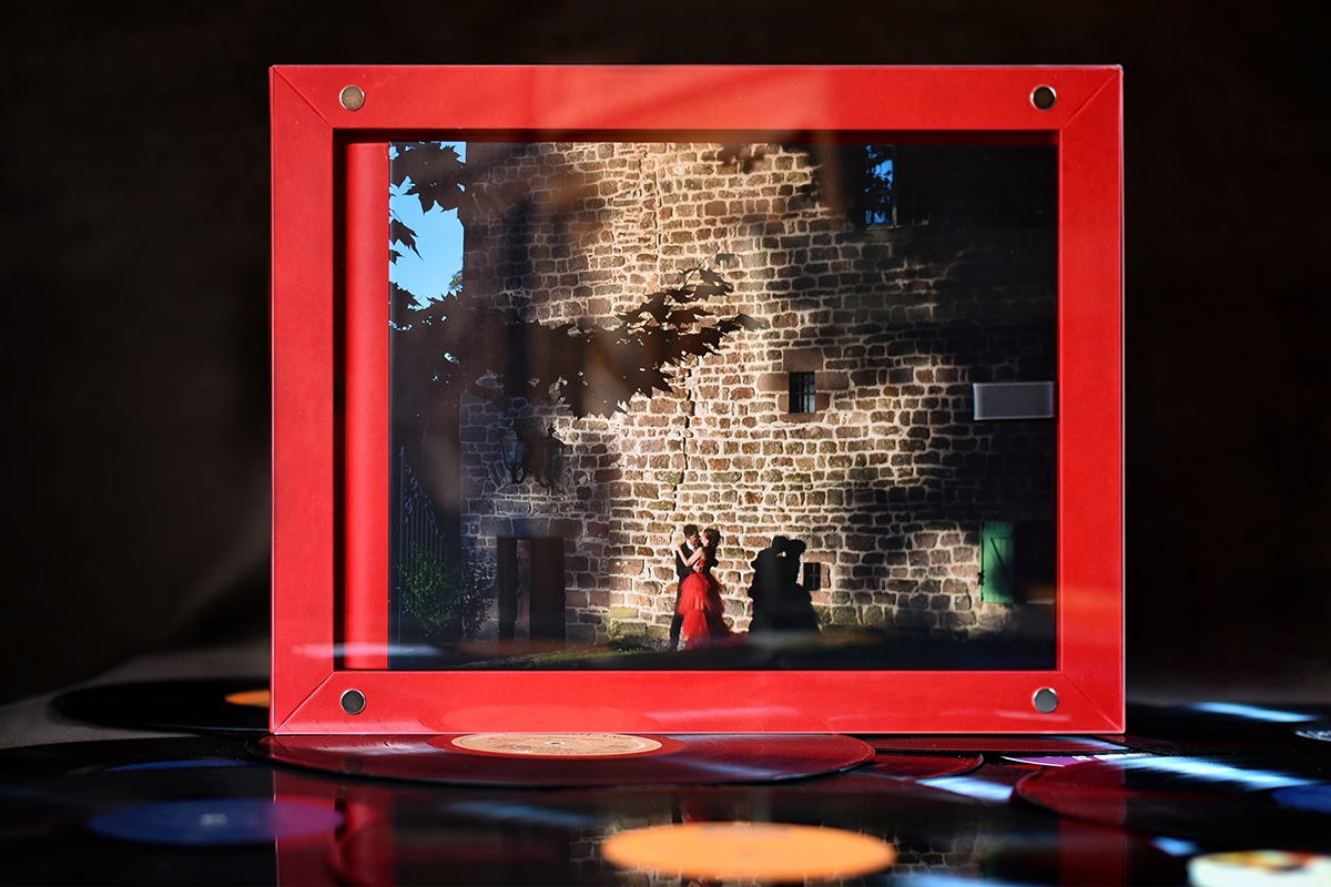 Le Go Book et sa box posée verticalement sur un meuble