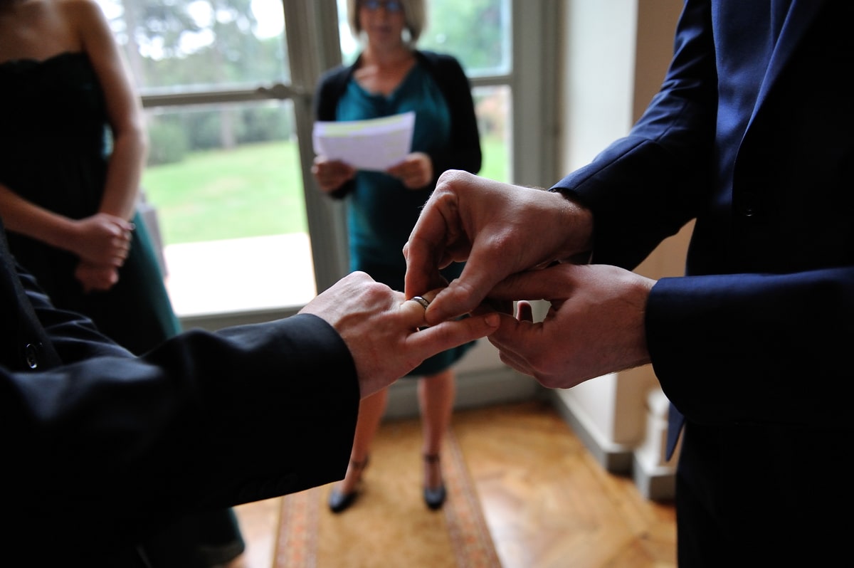 échange des alliances pendant la cérémonie laique