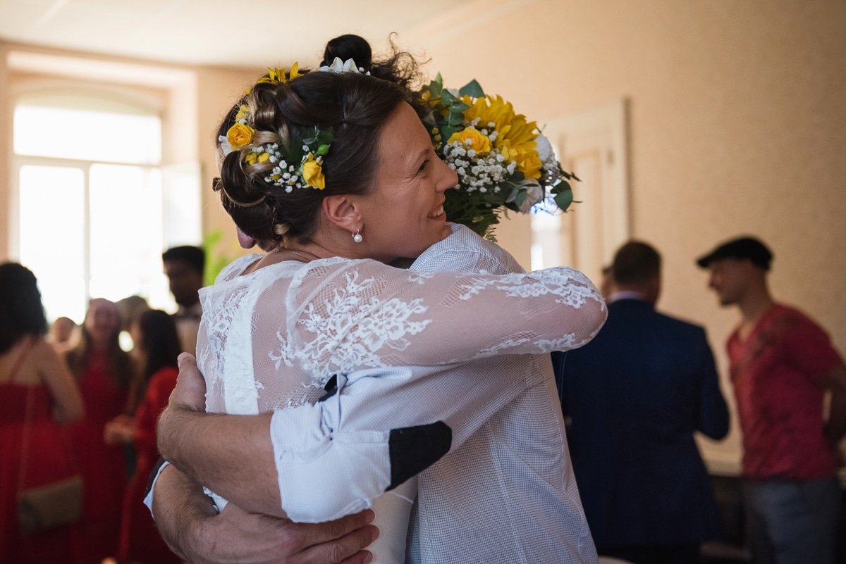 Emotions de la mariée qui enlace son témoin
