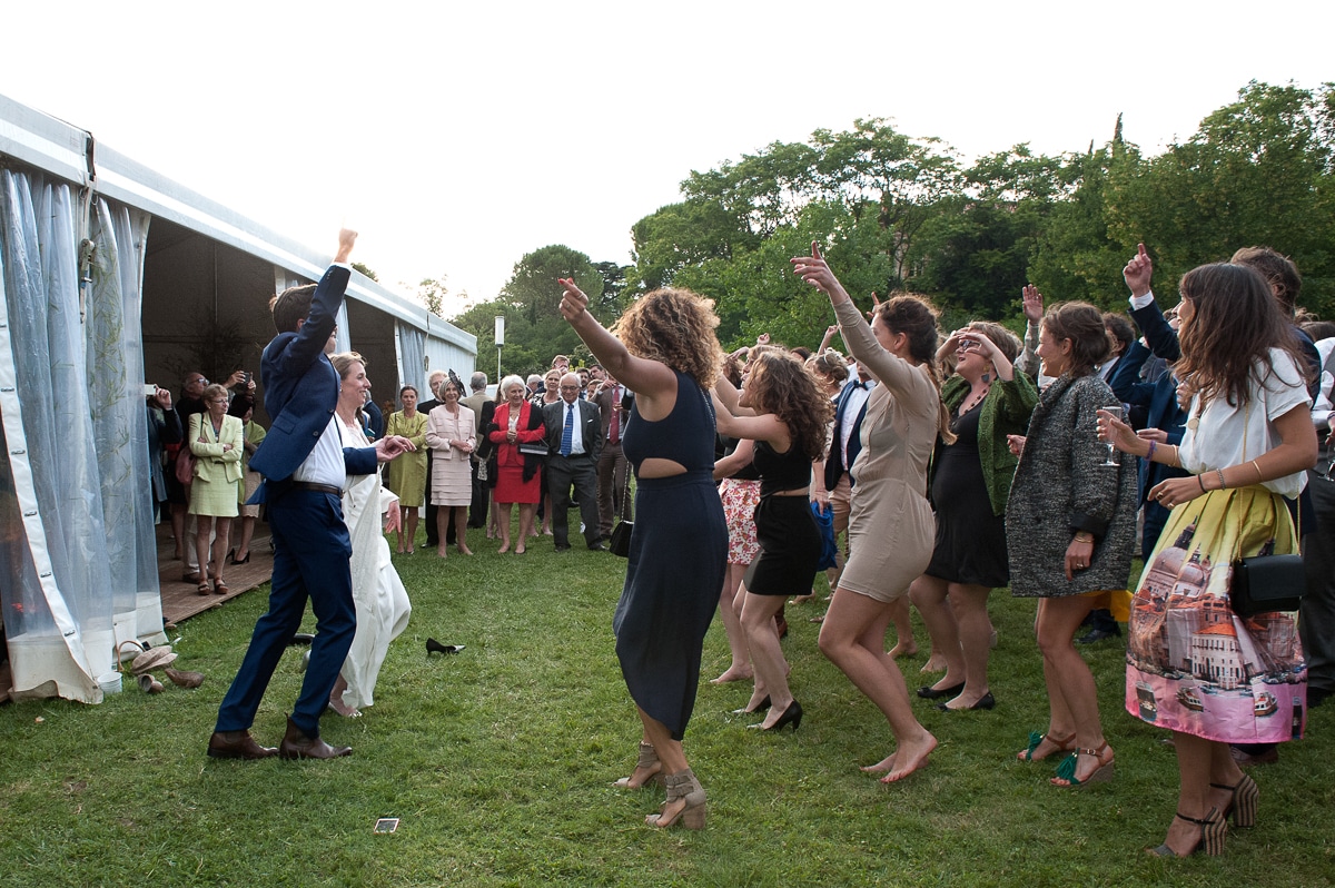 Dans des mariés et de leurs invités pendant le cocktail du mariage