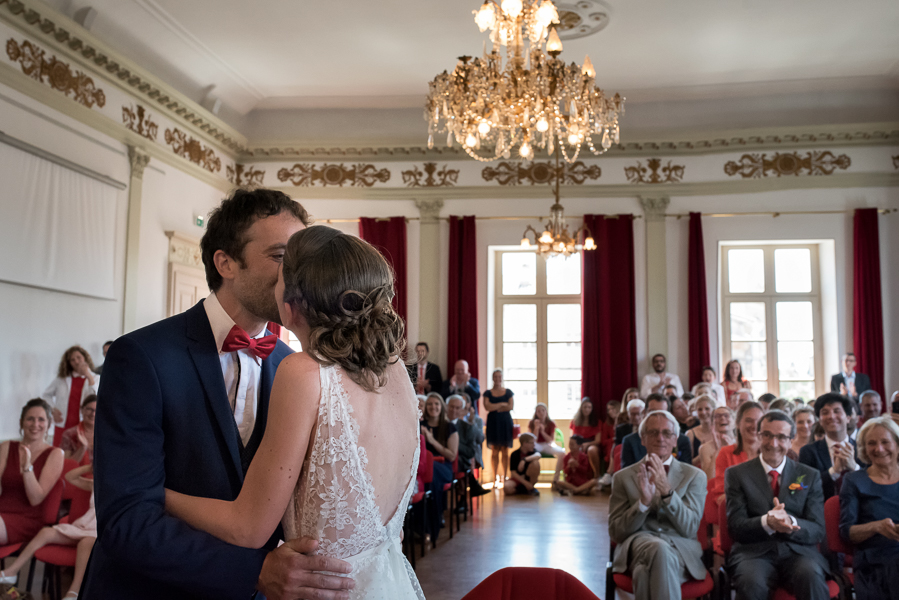 Le baiser des mariés après le grand oui prononcé devant le maire